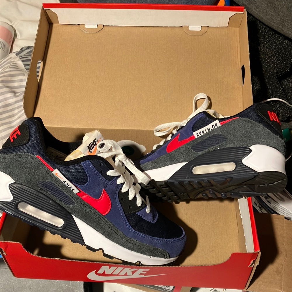 NIKE AIR MAX 90 SE. BRAND NEW IN THE BOX. Mens 9. Wmns 9.5